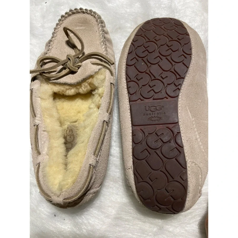 UGG Australia Kids Blush color Suede Sheepskin Moccasin Slippers Size 2 Beige‎